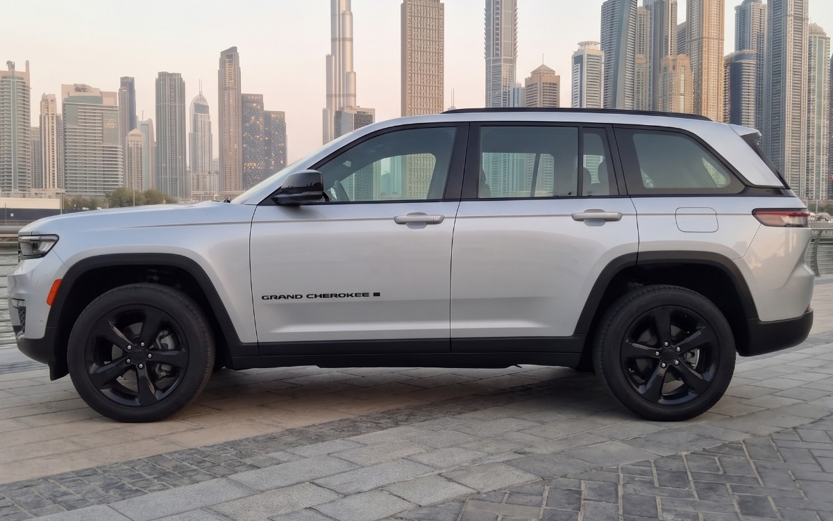 2024 Jeep Grand Cherokee in Silver Metallic — gallery photo 2 in Dubai