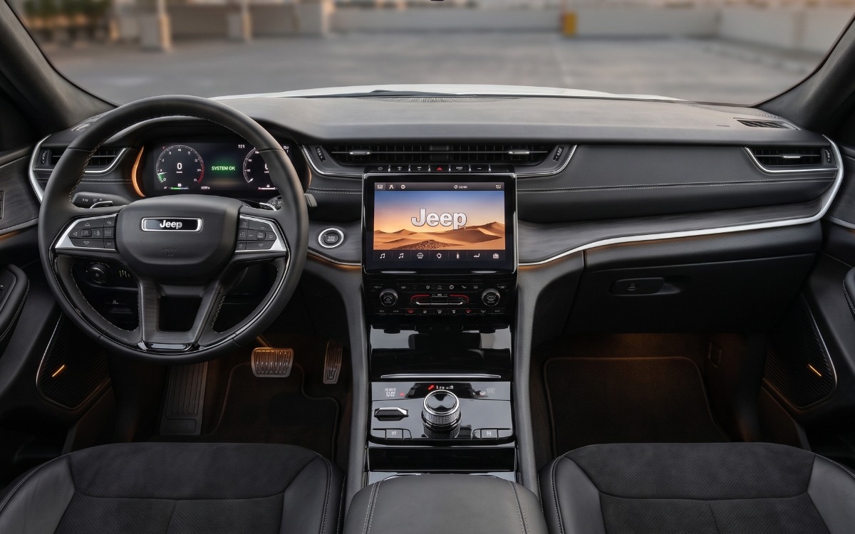 2024 Jeep Grand Cherokee in Silver Metallic — gallery photo 4 in Dubai
