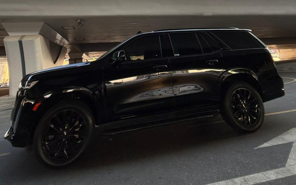 2022 Cadillac Escalade Premium Luxury in Black — gallery photo 3 in Dubai