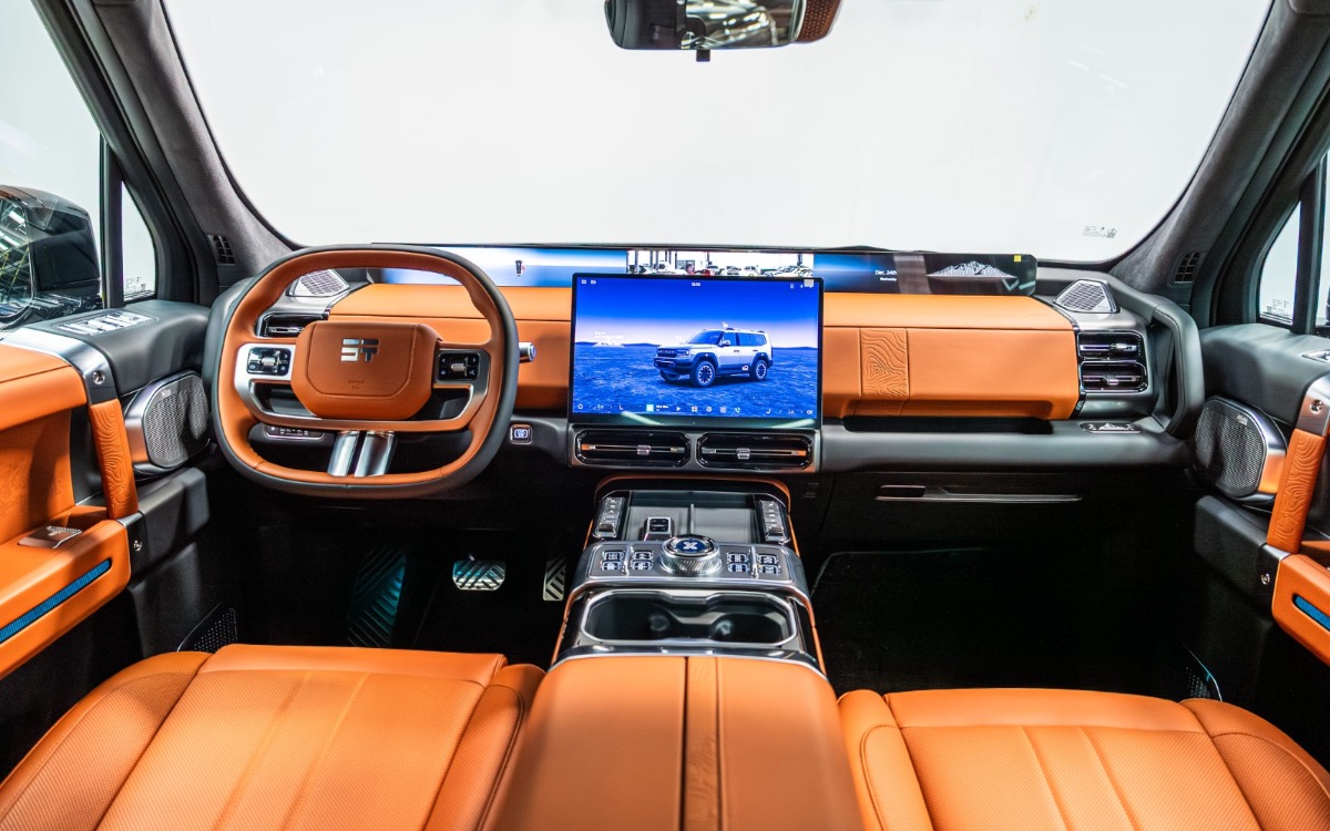 2025 Jetour G700 Flagship in Solid Black — gallery photo 3 in Dubai
