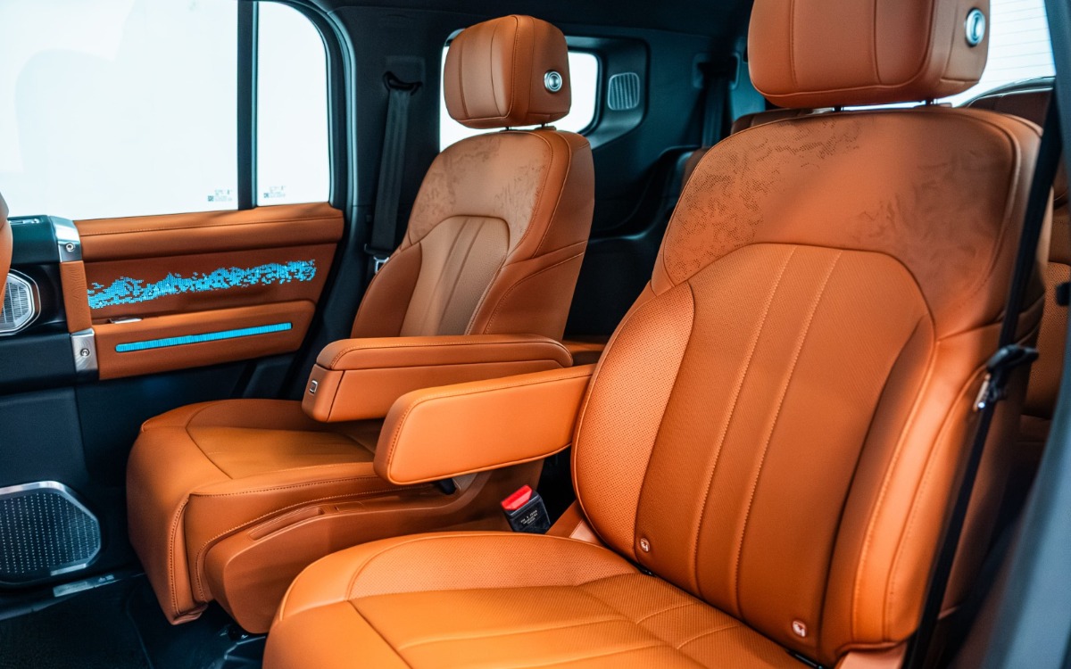 2025 Jetour G700 Flagship in Solid Black — gallery photo 4 in Dubai
