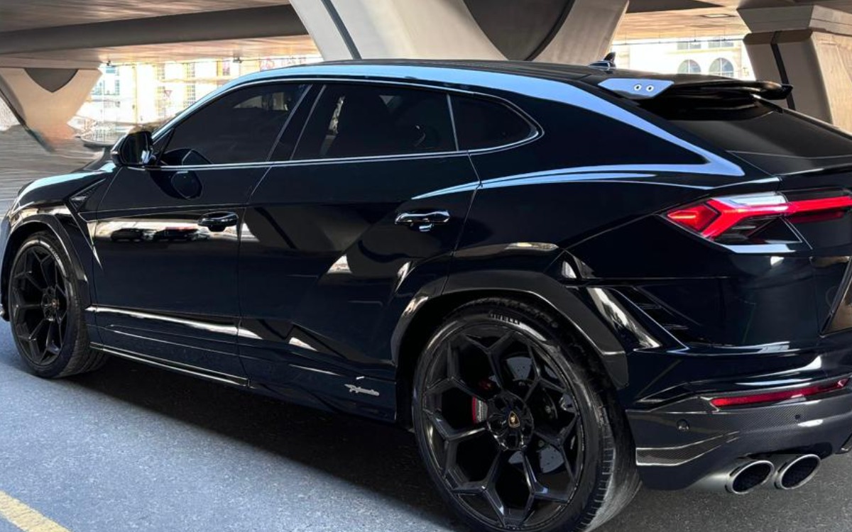 2023 Lamborghini Urus Performante in Solid Black — gallery photo 3 in Dubai