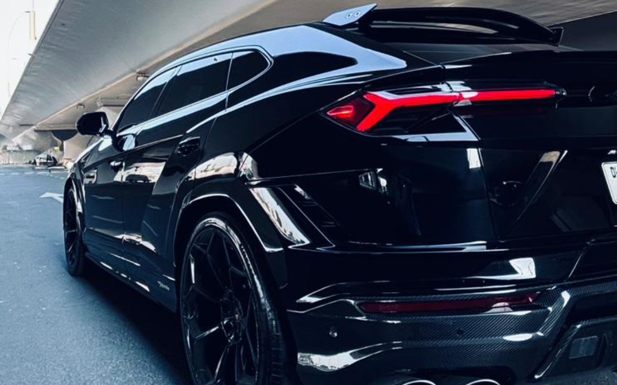 2023 Lamborghini Urus Performante in Solid Black — gallery photo 7 in Dubai
