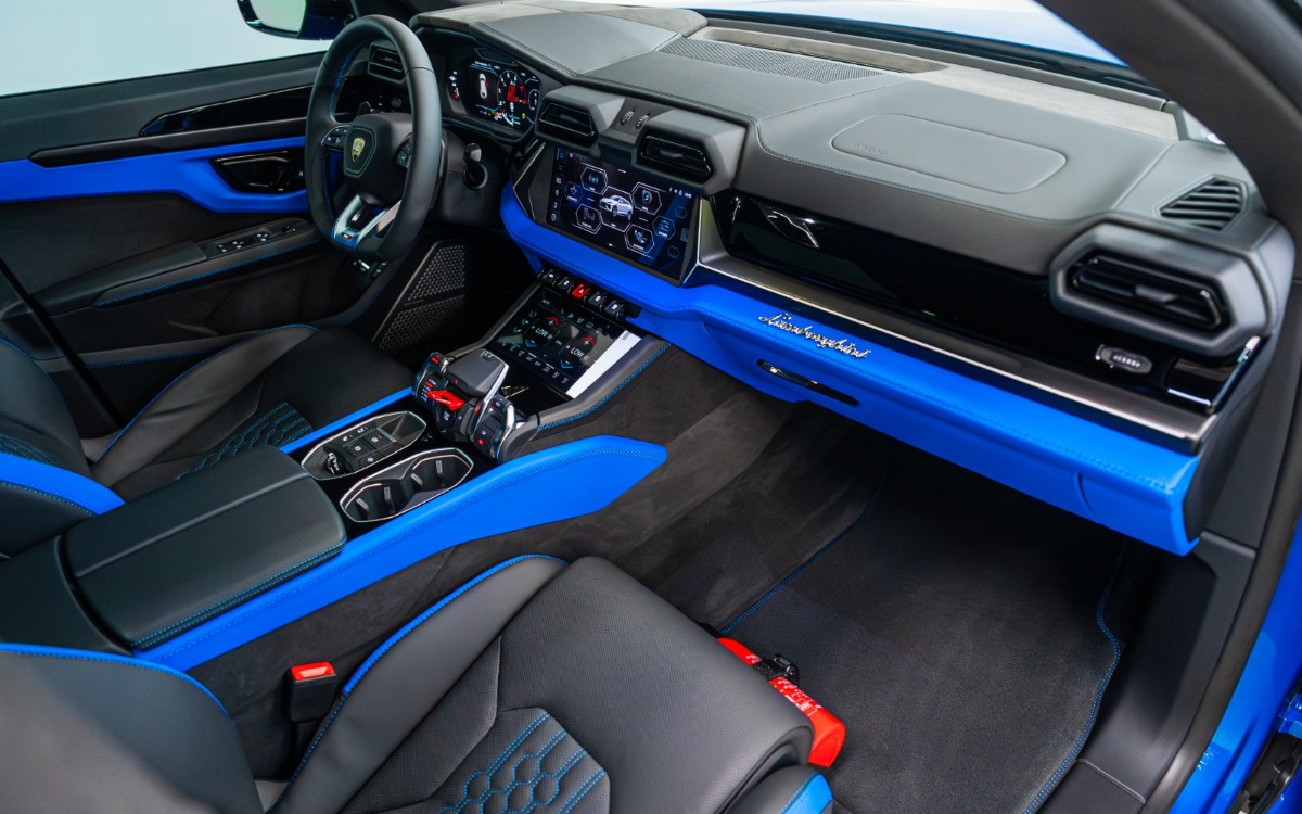 2025 Lamborghini Urus SE in Cobalt Blue — gallery photo 5 in Dubai