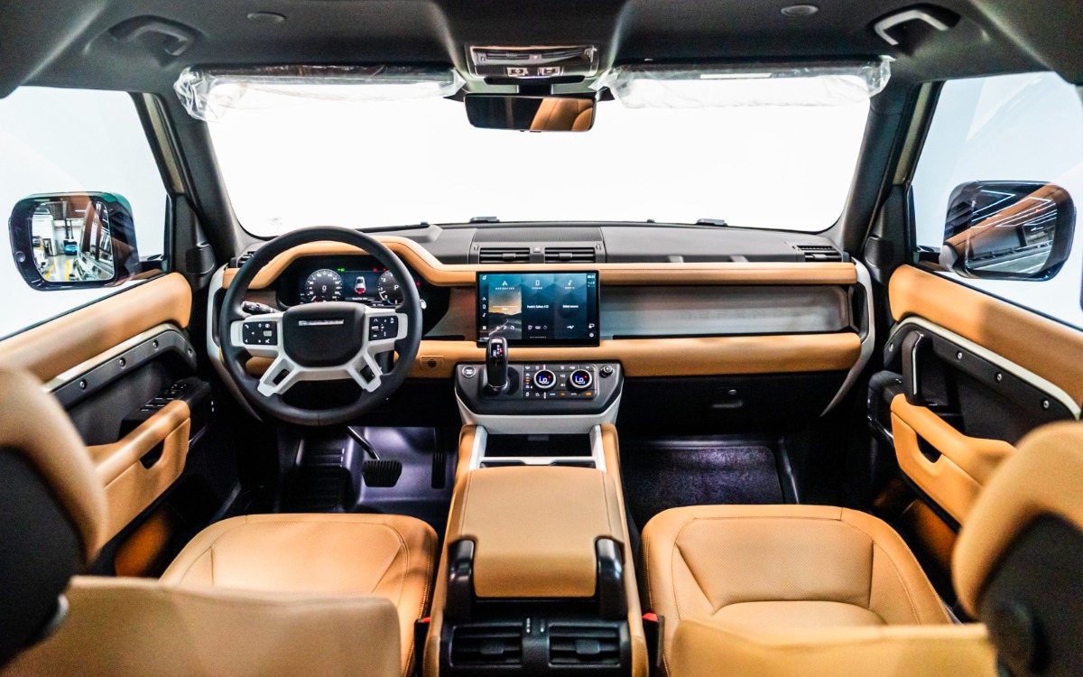 2025 Land Rover Defender 110 HSE in Olive Green — gallery photo 4 in Dubai