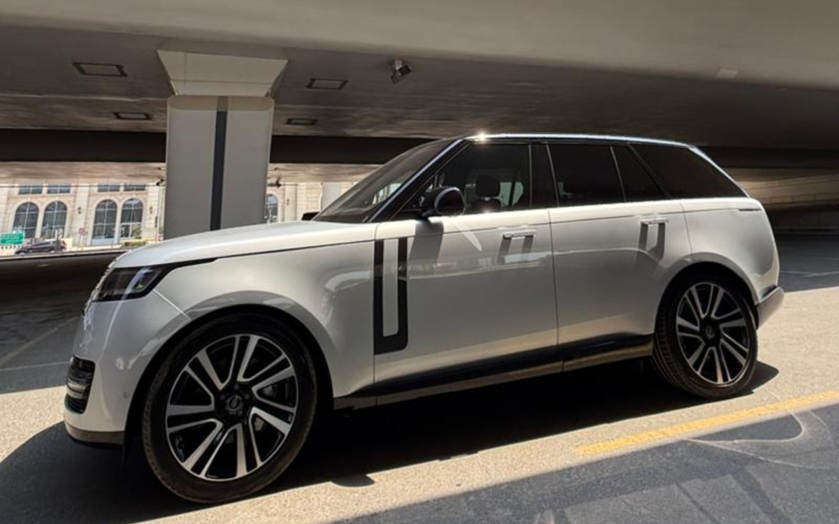 2023 Range Rover Vogue SE in Silver Metallic — gallery photo 2 in Dubai