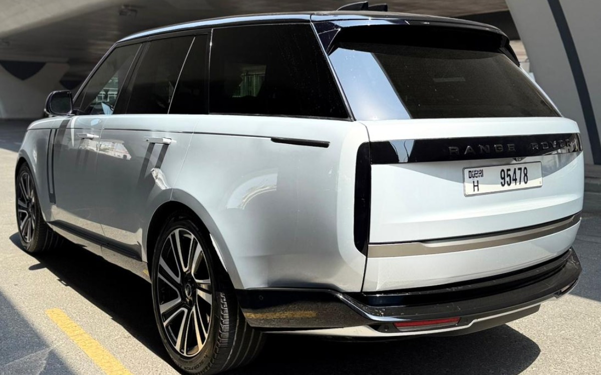 2023 Range Rover Vogue SE in Silver Metallic — gallery photo 3 in Dubai
