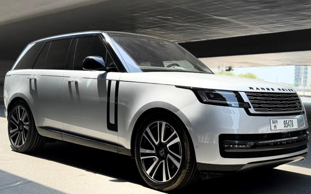2023 Range Rover Vogue SE in Silver Metallic — gallery photo 4 in Dubai