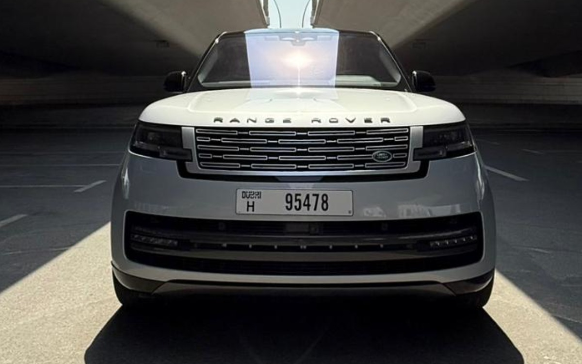 2023 Range Rover Vogue SE in Silver Metallic for rent in Dubai — photo 1