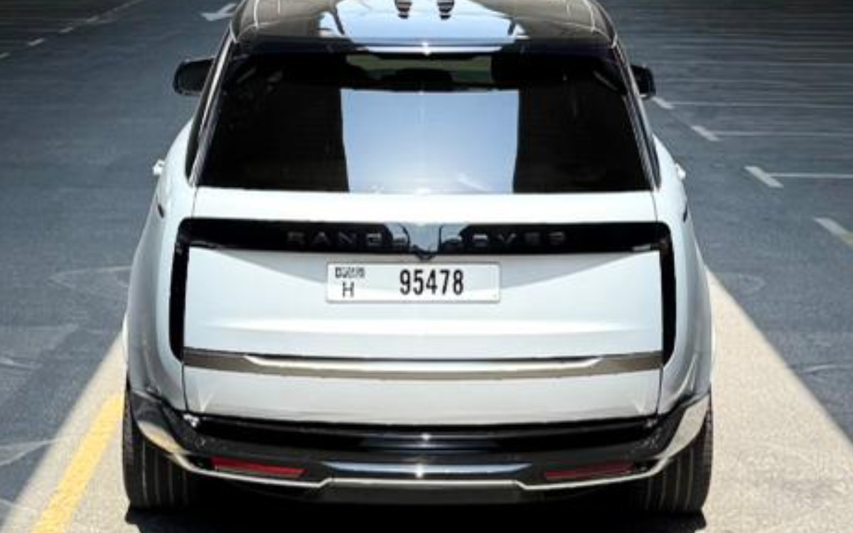 2023 Range Rover Vogue SE in Silver Metallic — gallery photo 5 in Dubai