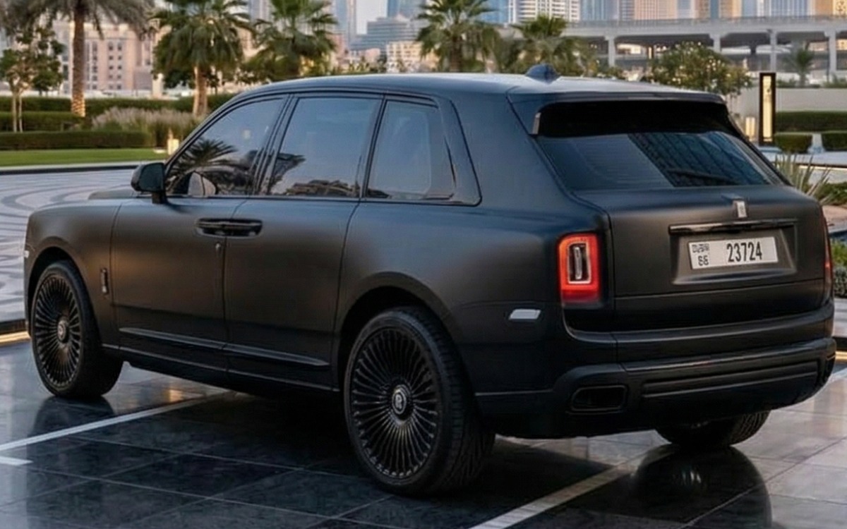 2021 Rolls-Royce Cullinan in Graphite Grey — gallery photo 4 in Dubai