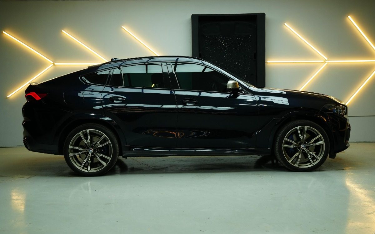 2024 BMW X6 M50i in Solid Black — gallery photo 2 in Dubai