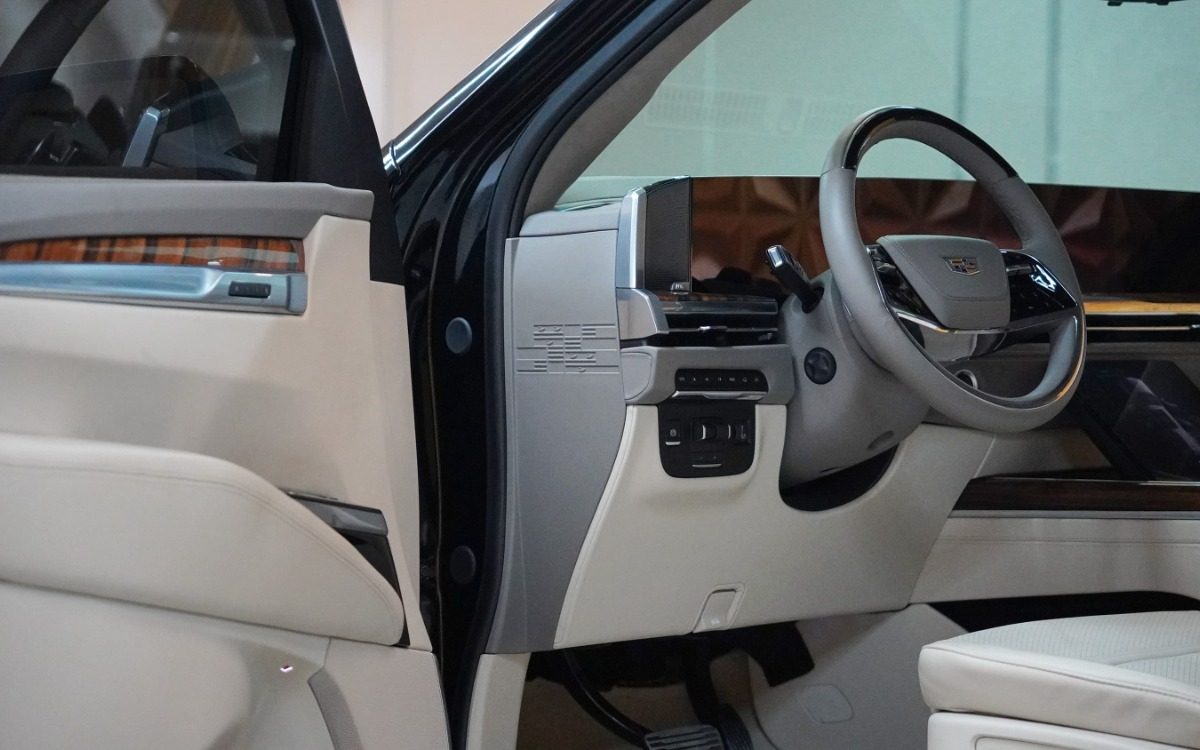 2025 Cadillac Escalade ESV Premium Luxury in Solid Black — gallery photo 7 in Dubai