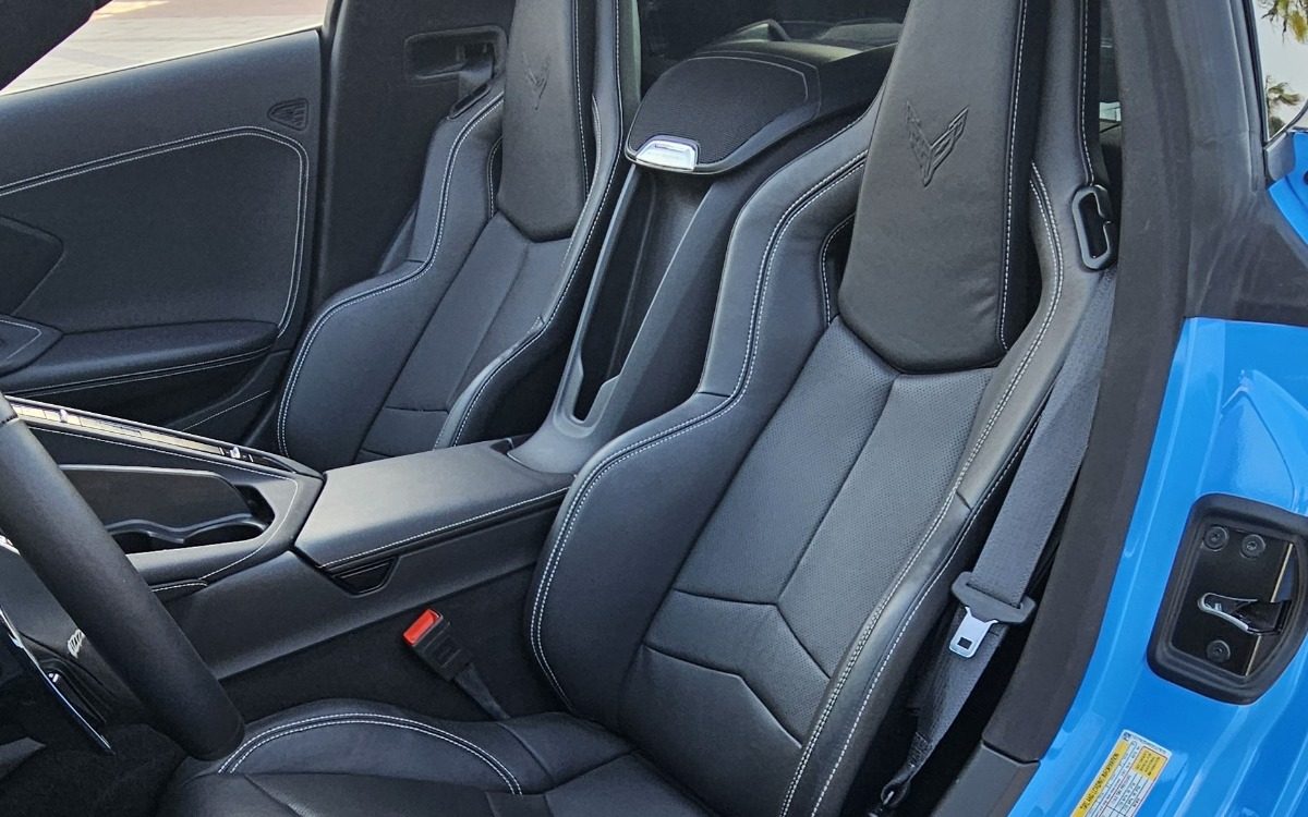 2025 Chevrolet Corvette in Riviera Blue — gallery photo 8 in Dubai