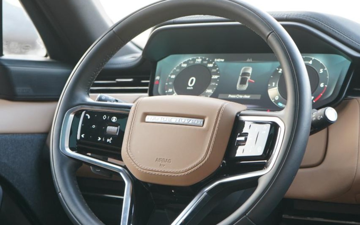 2024 Range Rover HSE in Solid Black — gallery photo 6 in Dubai