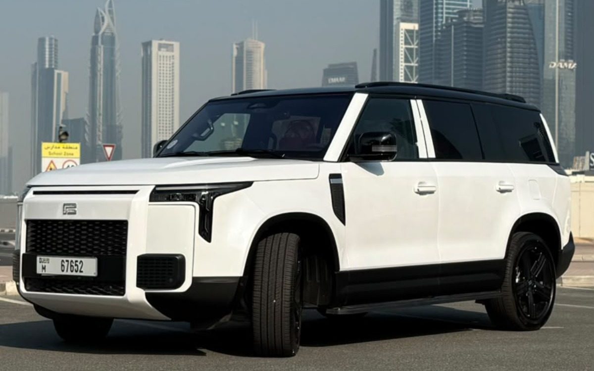 2025 ROX 01 Luxury in Pearl White for rent in Dubai